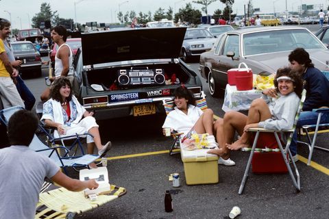 Fanii care au un picnic in parc auto, blaster Ghetto, înainte de un concert Bruce Springsteen în Meadowlands East, New Jersey, 19 august 1985.