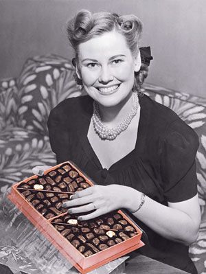 femeie și bomboane de ciocolată