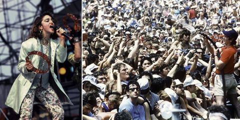 O fotografie fișier luat 13 iulie 1985 prezintă un membru al personalului concert de răcire mulțimea în timpul concertului Live Aid Primul la stadionul JFK din Philadelphia, SUA. In concerte simultane la Londra si Philadelphia pe 13 iulie 1985, 16 ore „tonomat la nivel mondial“, a ajuns la aproximativ 95 la suta din televizoare la nivel mondial, ridicând un procent estimat de 150 de milioane de lire sterline (225 milioane de euro, 275 de milioane de dolari în valori curente) victimelor ajutorului foamete Africa.