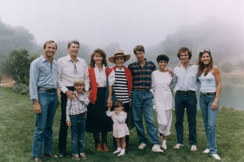 17 august 1985: Președintele american Ronald Reagan si Prima Doamna Nancy Reagan prezintă în aer liber cu familia la petrecerea de ziua lui Nancy, Rancho Del Cielo, California. L-R: Michael, presedintele Ronald, Cameron, Colleen, Ashley Marie, Nancy, Ron, Doria, Paul Grilley și Patti Davis. Există o ceață ceață peste iaz în spatele lor.