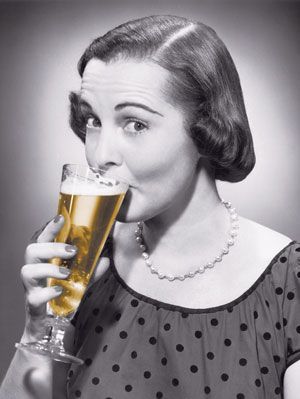 femeie de băut bere