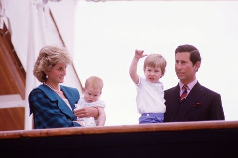 Diana Printesa de Wales și Charles Prince of Wales deține Prințul Harry și Prințul William pe puntea Royal Yacht Britannia, în timpul turneului Regal din Italia, pe 5 mai 1985 în Veneția Italia. Printesa Diana a purtat o haină proiectat de Emanuel.