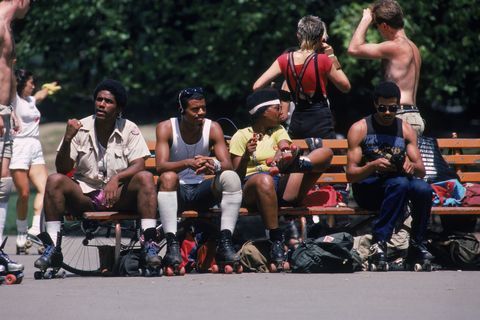 Vara la New York, iar parcurile sunt pline de oameni de pe rollerskates, august 1985.