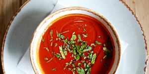 îndepărtați petele de sos de supă de roșii